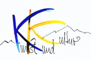 Gemaltes Logo für Urlaub auf dem Bauernhof - Schriftzug Kunst und Kultur mit einer Berglinie im Hintergrund.
