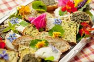 Brotzeitteller mit Blüten