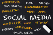 Tafel mit Aufschrift "Social Media"