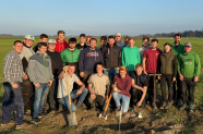 Personengruppe auf Acker