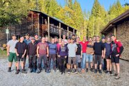 Studierende der Landwirtschaftsschule auf der Selbstversorgerhütte "Wilder Jäger".