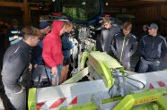 Die Studierenden begutachten den Rotationsgräder.