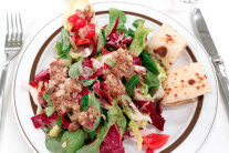 Teller mit Salatblättern, gerollten und geschnittenen Pfannkuchen und gehackten Haselnüssen © Susanne Hauck | AELF Kaufbeuren