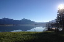 Berge mit davor liegendem See.