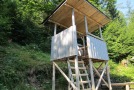 Jägerstand im Bergwald