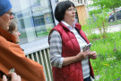 Frau Nieberle mit Teilnehmern bei der Wildkräuterführung vor dem Grünen Zentrum