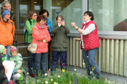 Frau Nieberle mit Teilnehmern vor dem Grünen Zentrum