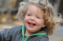 Kleiner Junge lacht © lunaundmo - Fotolia.com