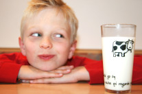 Kind schielt auf Milchglas